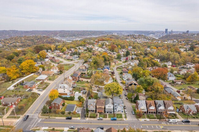Building Photo - Beautiful 3 bedroom home in Crafton Heights available May 1!
