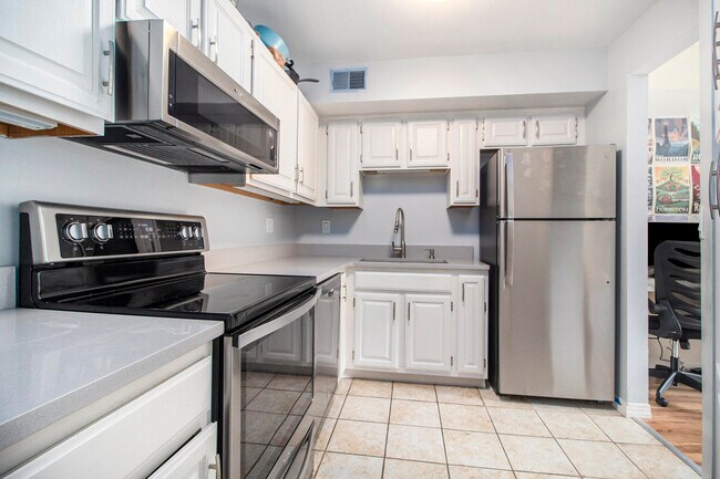 Building Photo - 2221 S Huron Pkwy