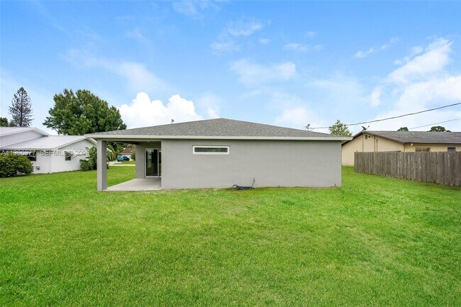 Building Photo - 154 NW Curtis St