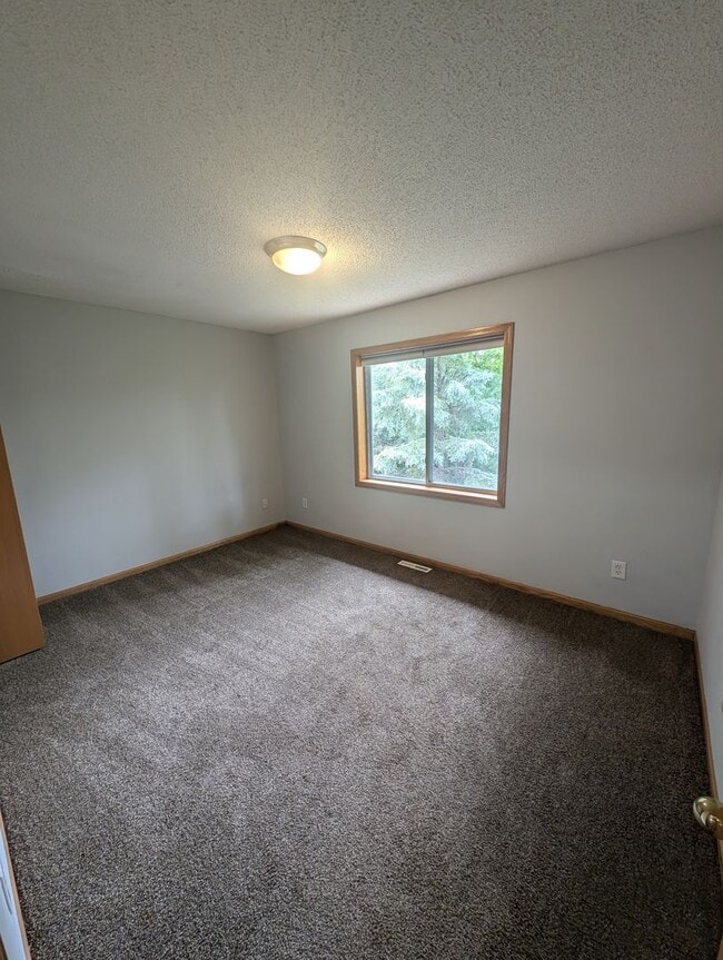 Building Photo - Updated 3BR Townhome in Eagan – Close to S...