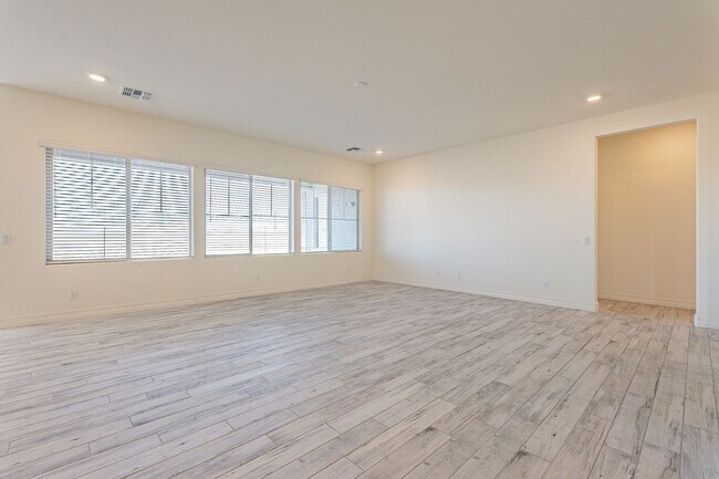 Building Photo - 5 BEDROOM 4 BATH SINGLE FAMILY HOME