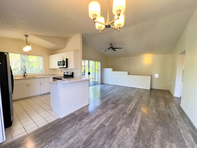 Building Photo - RENT SPECIAL $500 OFF 1ST MONTH'S RENT! 2B...