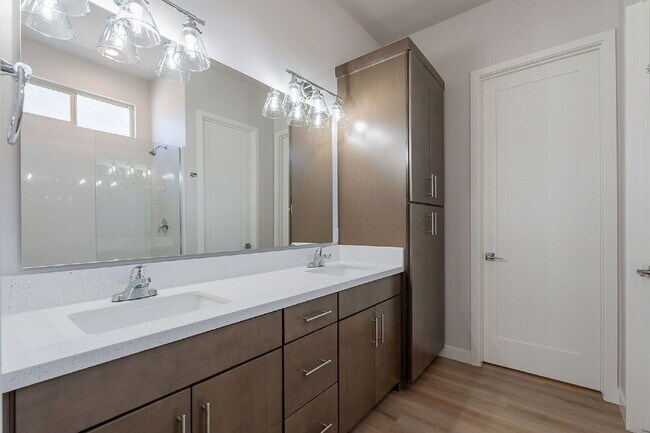 Building Photo - 6041 E Valley Way