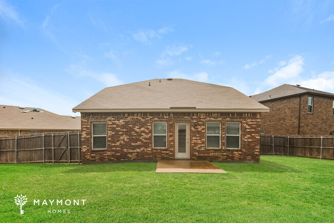 Building Photo - Grand 5 Bedroom