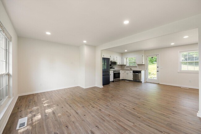 Building Photo - 4015 Shady Oak Dr