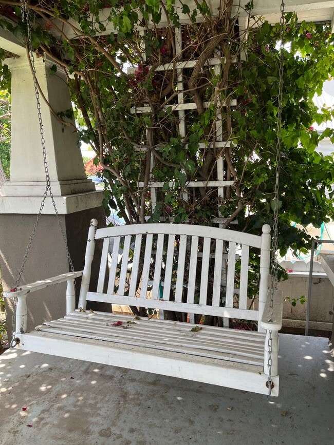 Building Photo - House: 2 Bedroom with office, 2 Bath, Gara...