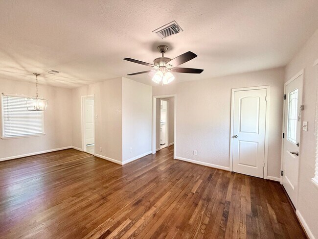 Building Photo - Adorable 3/1/1 Home in Lake Jackson !