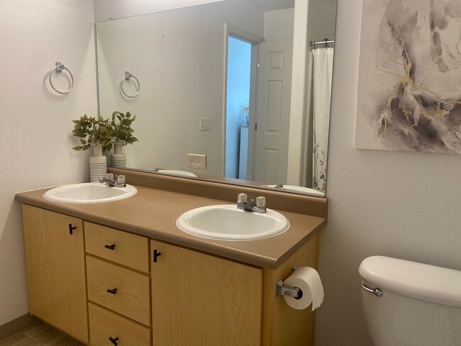 Building Photo - Location Location Location ~2 Bedroom 2.5 ...