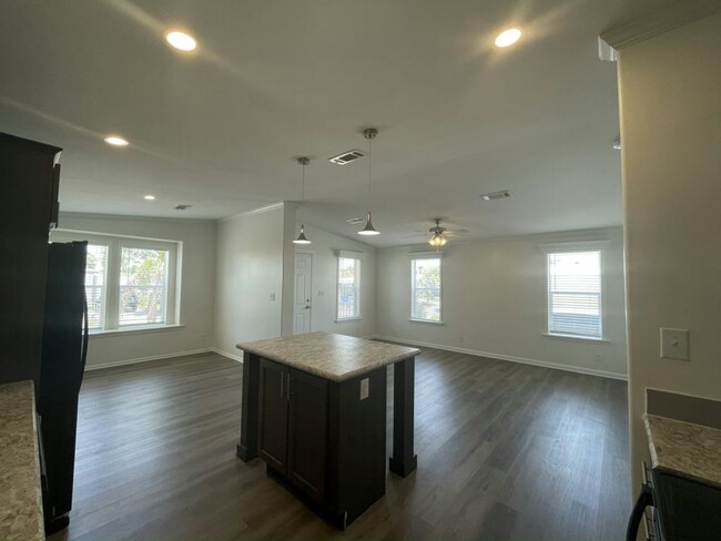 Building Photo - 912 Freeport W