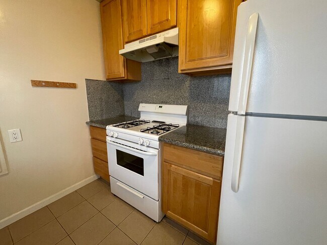 Building Photo - 655 Oakland Ave