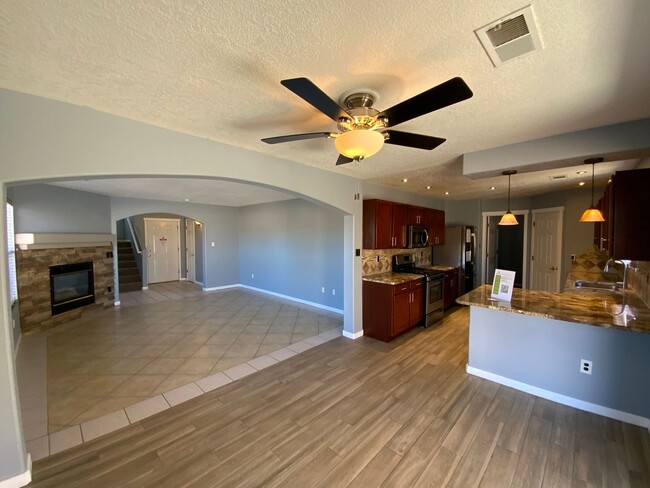 Building Photo - 3 Bedroom + Loft & Bonus Room Available Ne...