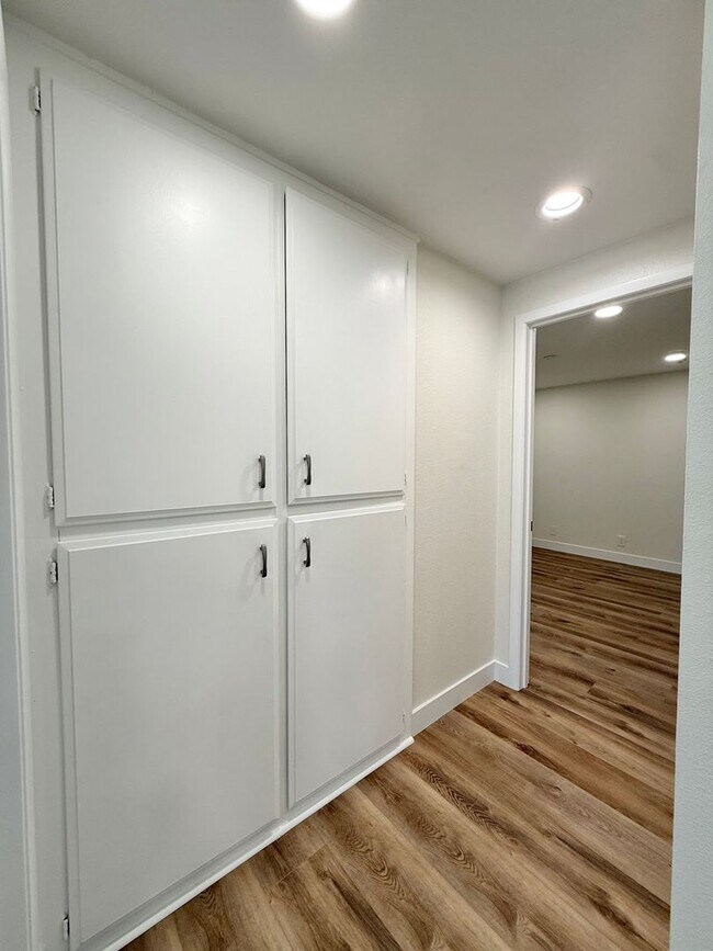 Building Photo - Spacious 5-Bedroom, 2-Bath Retreat in Quie...