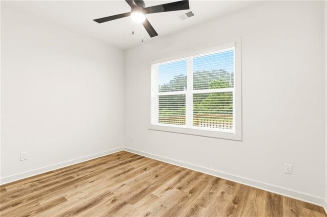 Building Photo - 129 Hilltop Dr SW