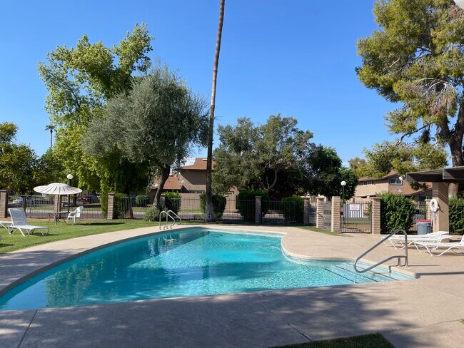 Building Photo - 1111 N 84th Pl