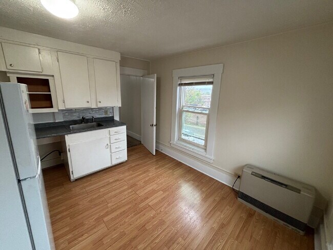 Building Photo - Cozy & Affordable 1BR Apartment with Heat Included – Convenient Sanford Location!