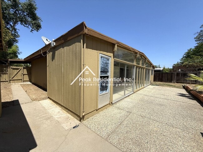 Building Photo - Mid-Century Modern 3bd/2ba Near Madison & ...
