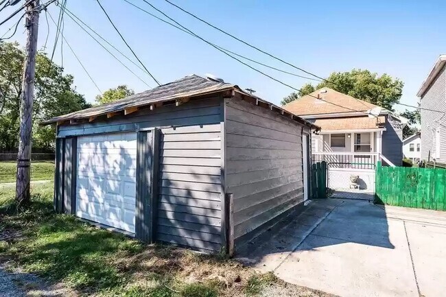 Building Photo - 697 Stewart Ave