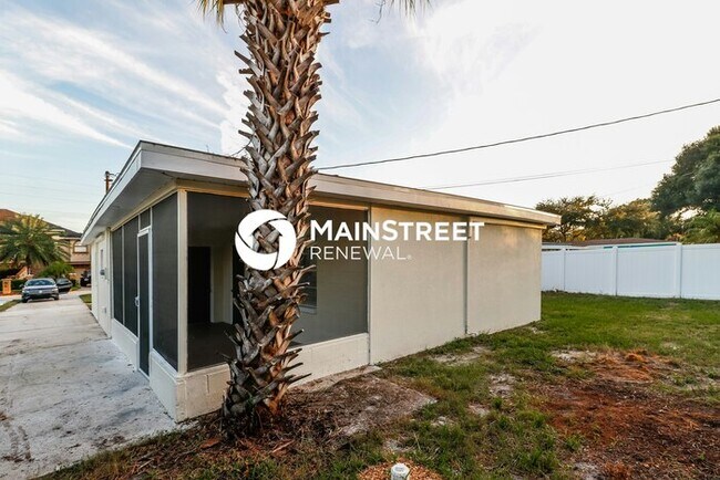 Building Photo - 3 Bedroom Pet-Friendly Home in Tarpon Springs, FL with Main Street Renewal