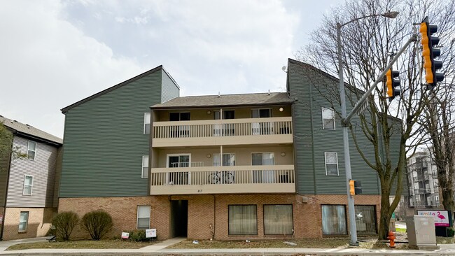 Interior Photo - 813 W Springfield Ave