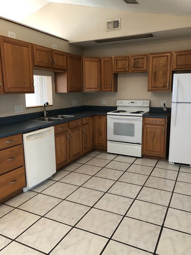 Building Photo - 4 Bed 1 Bath Home | Pet Friendly | Washer Dryer Hook Ups | Section 8 Welcome