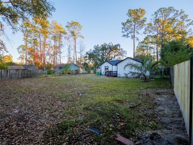 Building Photo - 804 Lakeland Ave