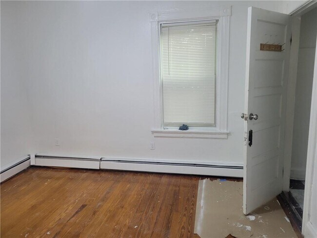 Building Photo - 123 Putnam St
