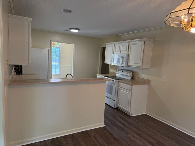 Building Photo - Charming Wilmington Island Rental – Minutes from the Beach and Downtown!