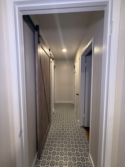 Building Photo - 319 Jullien Dr