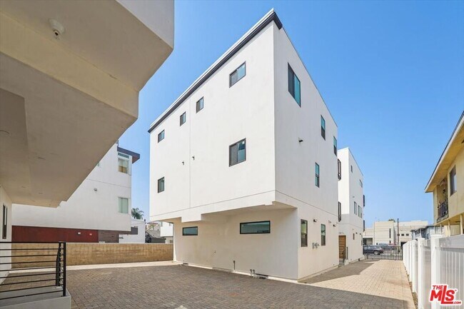 Building Photo - 914 N Hudson Ave