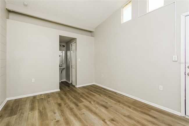 Building Photo - 5801 Abercorn Dr