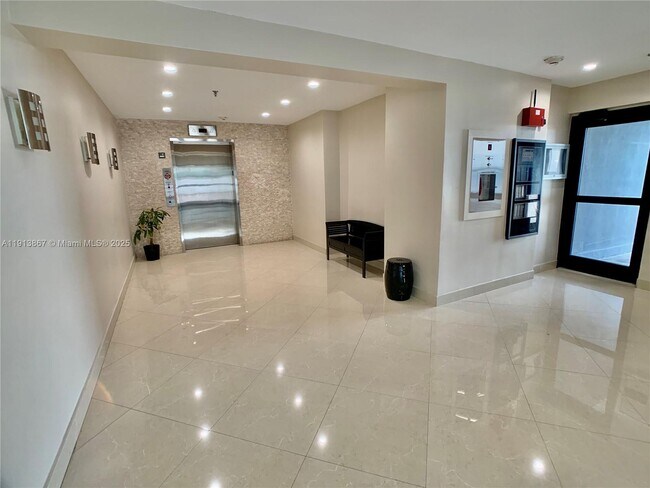 Building Photo - 555 NE 30th St