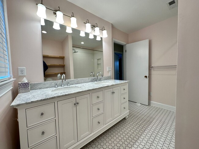 Building Photo - Remodeled beauty in Charolette Park