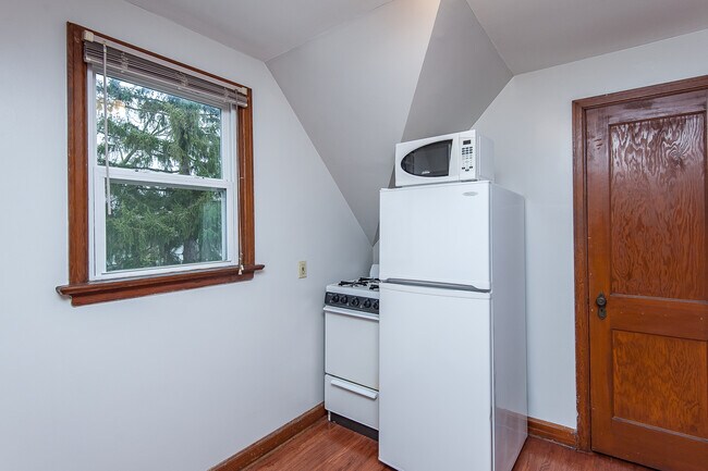 Building Photo - 1012 4th St SE