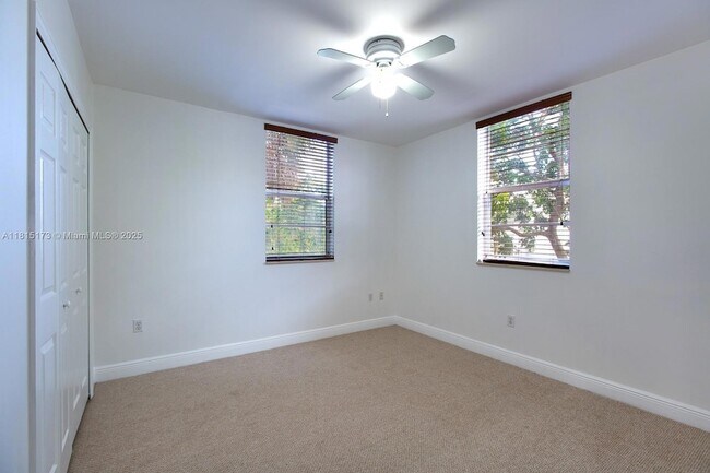 Building Photo - 2913 SW 30th Ct