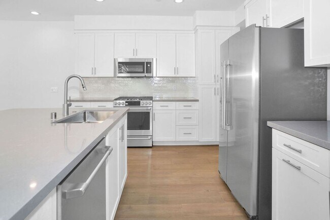 Building Photo - Gorgeous brand new townhome in 3Roots! End...