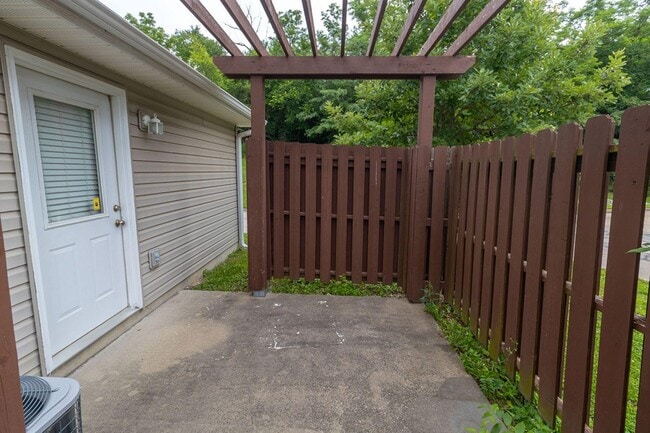 Building Photo - 3300 E St Charles Rd