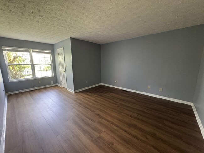Building Photo - 1049 Mustang Ct