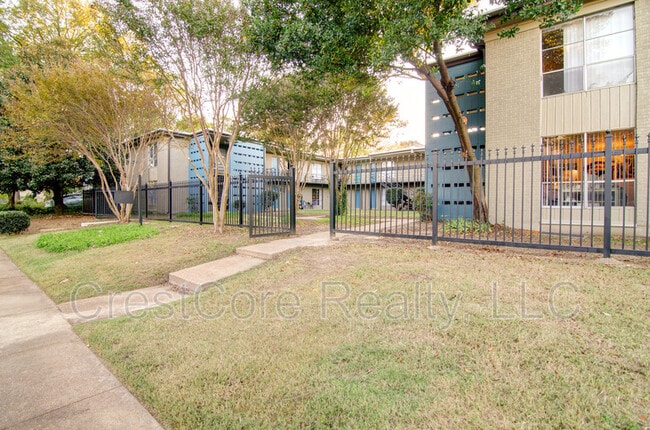 Building Photo - 21 Diana St