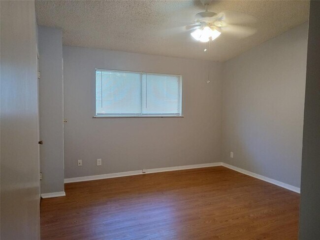 Building Photo - 606 W 51st St