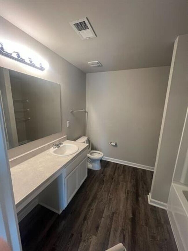 Building Photo - Modern 3-Bedroom Home with Spacious Backya...