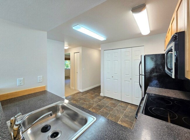 Building Photo - 2 Bedroom Condo Available in Kenmore
