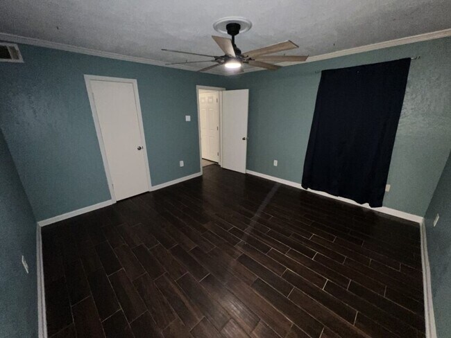 Building Photo - Fully Renovated 3 Bedroom Apartment in Pri...