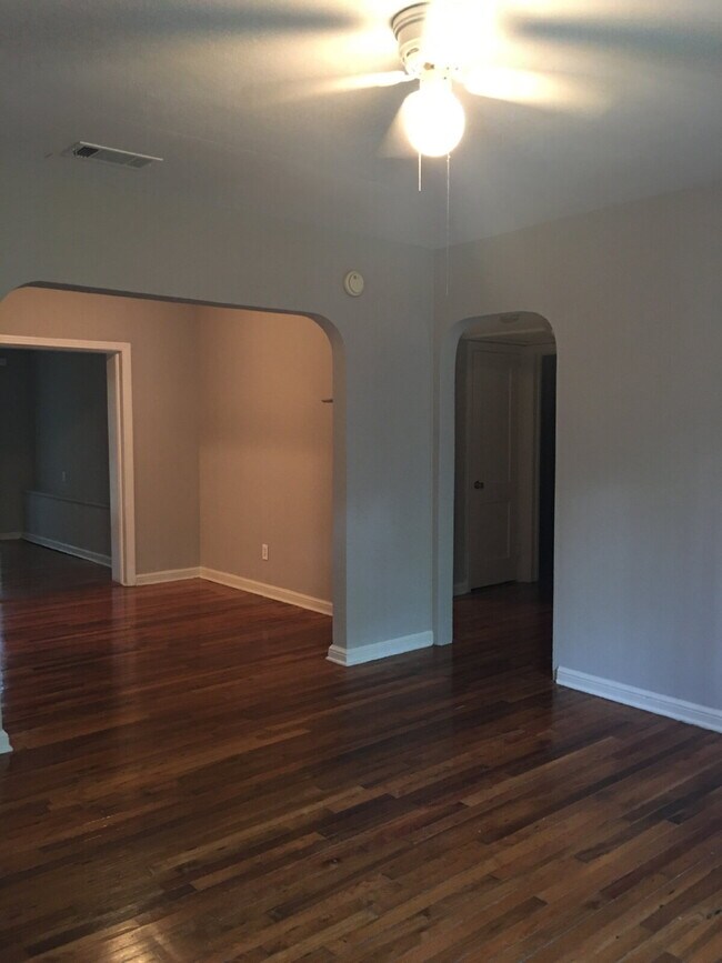 Building Photo - Charming Single family home with carport