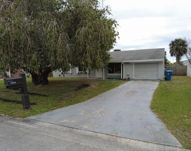 Primary Photo - 1204 Linmoor Cir NE