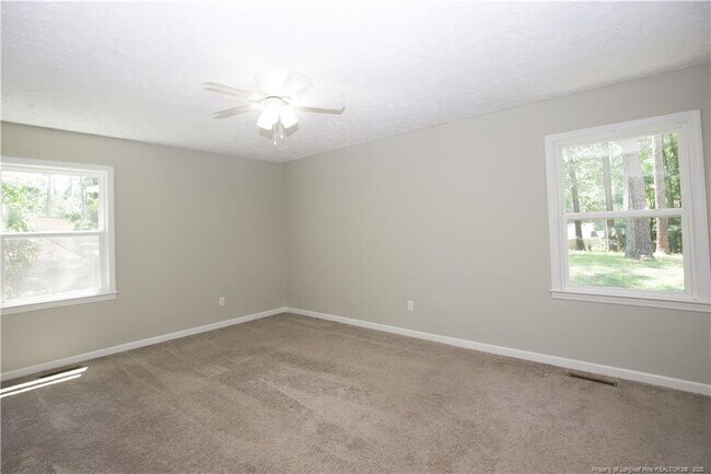 Building Photo - 906 N Glenwood Trail