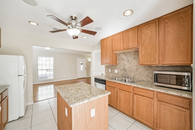 Building Photo - 2411 Wroxton Rd