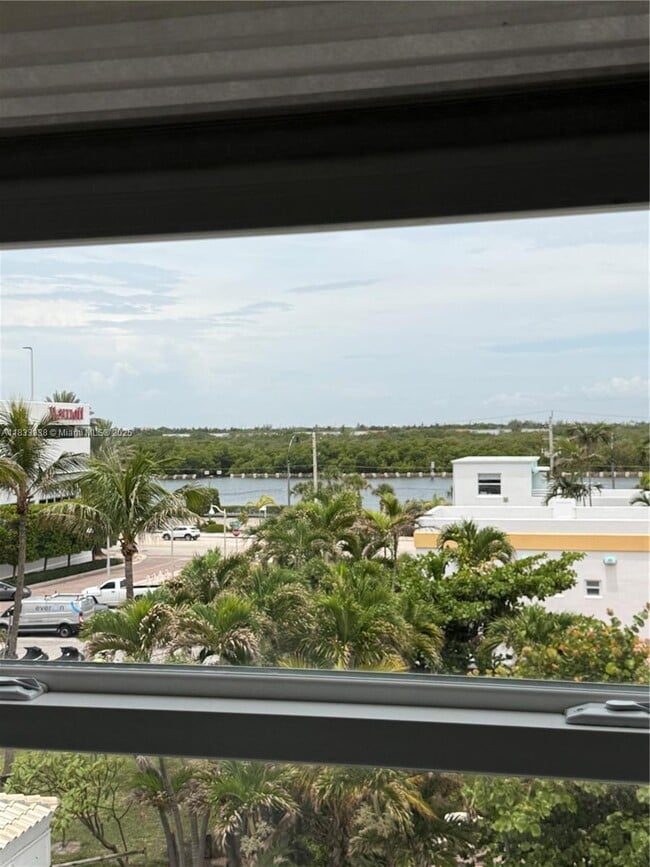 Building Photo - 2600 N Surf Rd