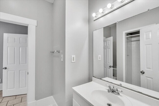 Building Photo - 3 bedroom 2 bath Downtown Savannah apartment