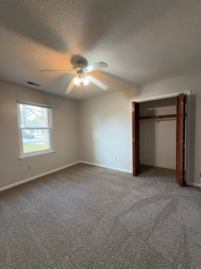 Building Photo - 233 Easy St