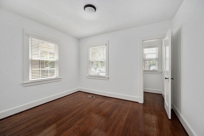 Building Photo - 819 Weedon St